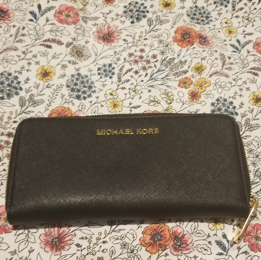 Michael Kors Saffiano Zip Wallet